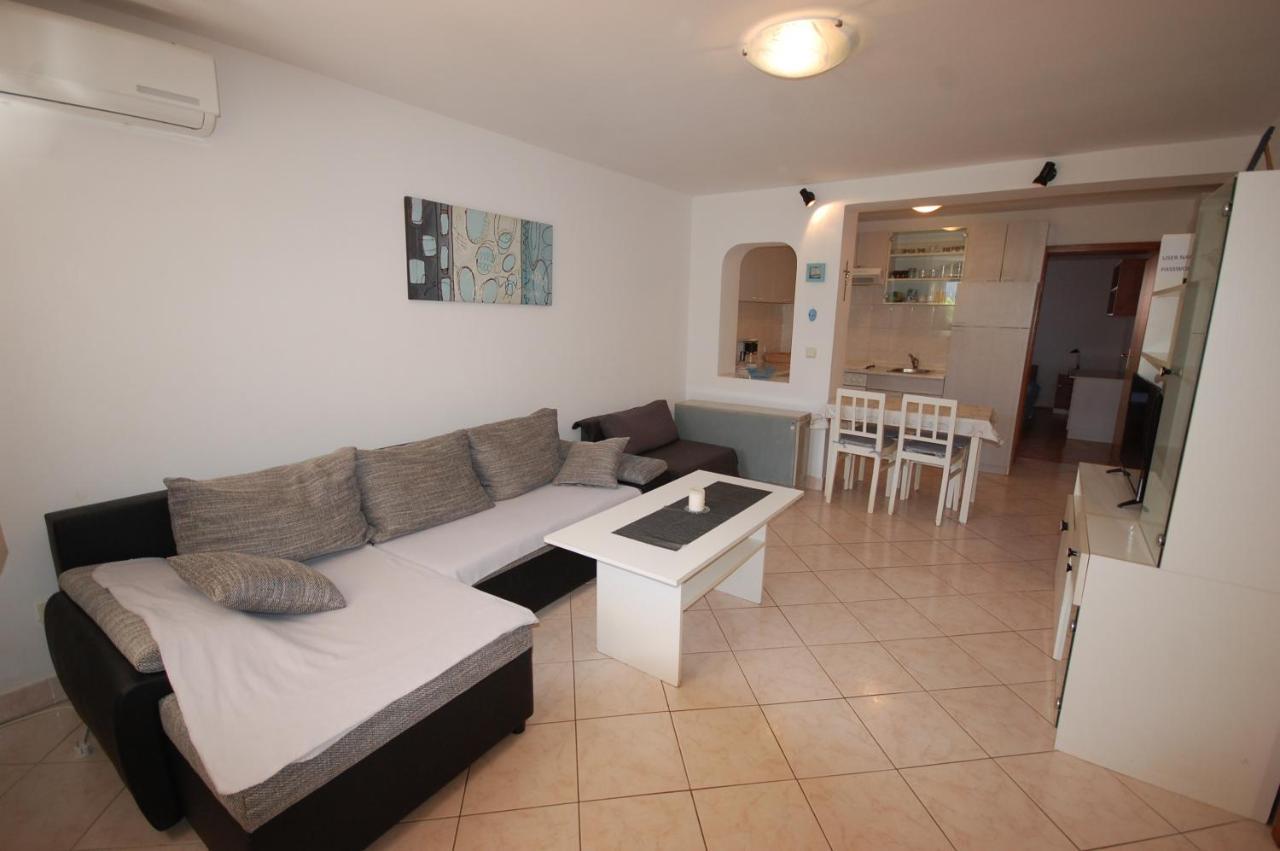 Apartments Daidzic By El-Pi Tours Njivice Bagian luar foto