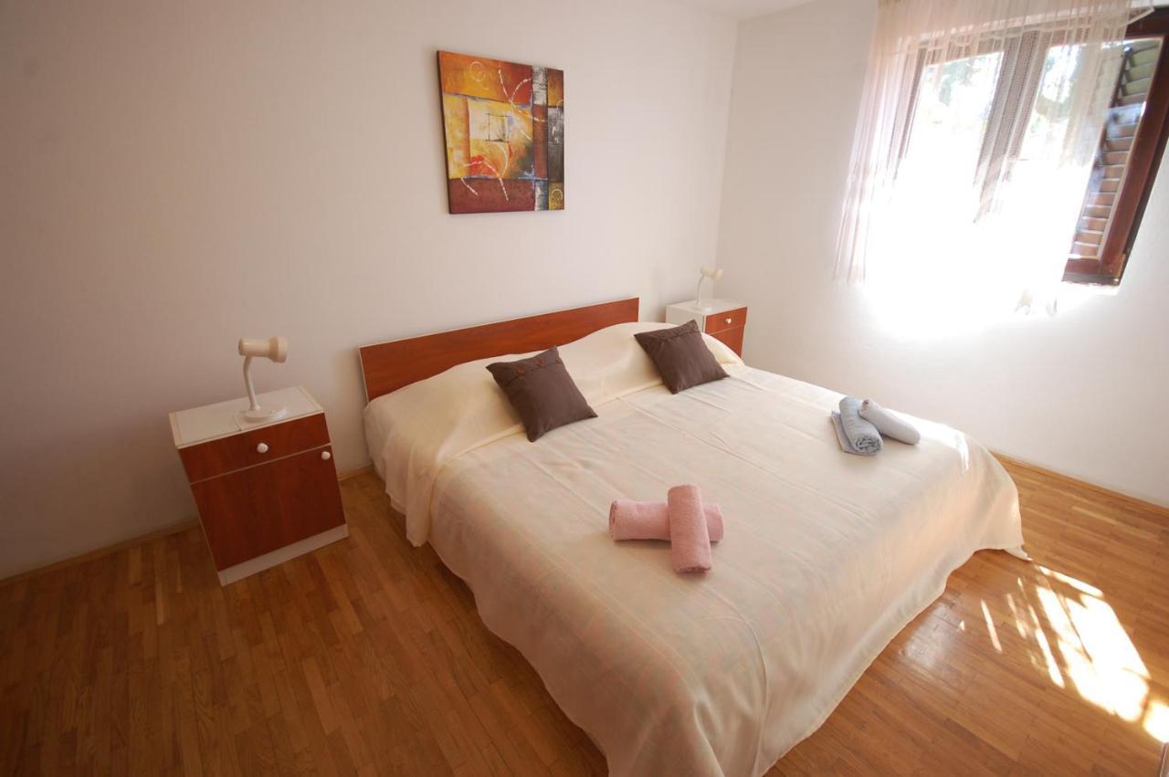 Apartments Daidzic By El-Pi Tours Njivice Bagian luar foto